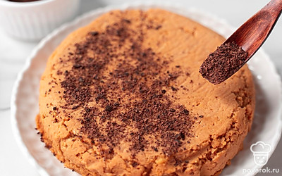 Украсьте торт шоколадной стружкой. 