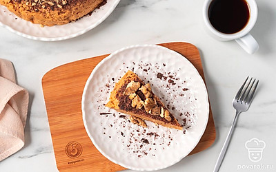 Подайте торт к чаю или кофе, украсив каждую порцию колотыми орехами. 