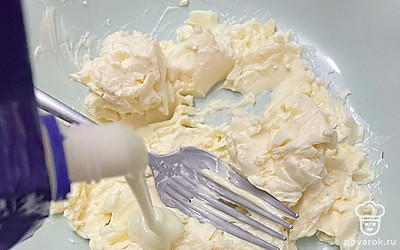 Для крема мягкое масло соедините со сгущенным молоком.