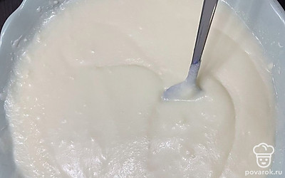 Масло и сгущенку размешайте вилкой до однородности.