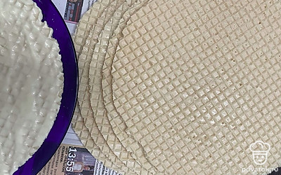 Подготовьте коржи для нанесения крема.