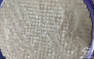 Каждый корж смажьте сгущенно-сливочным кремом.