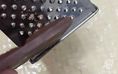 После того, как нанесли на все коржи крем, на последний верхний корж натрите молочный шоколад.