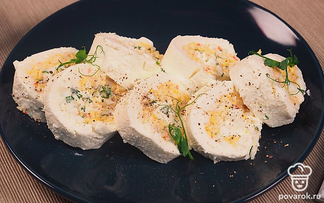 Сырный рулет с крабовыми палочками — Рецепт с фото