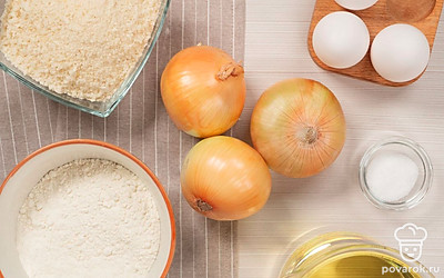 Подготовьте продукты. Лук очистите от шелухи и нарежьте ломтиками по 1,5 сантиметра. Разделите на кольца.