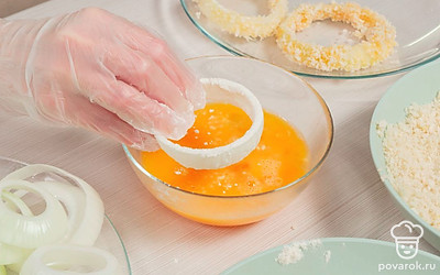 Подготовьте панировку. В миске смешайте яйца с солью, в другую миску насыпьте муку, а в третью — панировочные сухари. Возьмите луковое колечко, обваляйте в муке, потом окуните в яичную смесь, а после обваляйте в панировочных сухарях. Затем опять опустите в яичную смесь и далее опять в сухари.