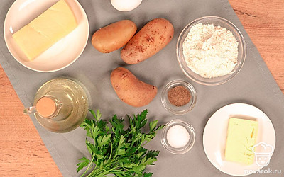 Помойте и почистите картофель. Отварите до готовности.