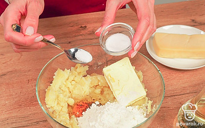 Сделайте пюре. Готовый картофель растолките в пюре, добавьте кусочек сливочного масла и яйцо. Добавьте соль и перец. Тщательно перемешайте.