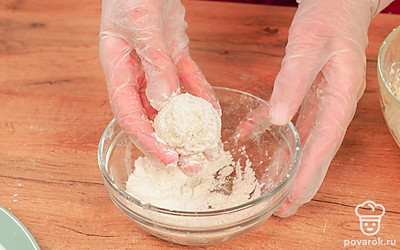 Сформируйте шарики. Сыр нарежьте небольшими кубиками. Из небольшого количества картофельного пюре сделайте лепешку и положите кубик сыра по центру. Сформируйте шарик, защипнув все края вокруг сыра.