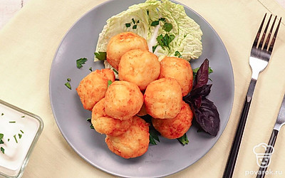 Добавьте к сырно-картофельным шарикам свой любимый соус и украсьте их зеленью перед подачей.