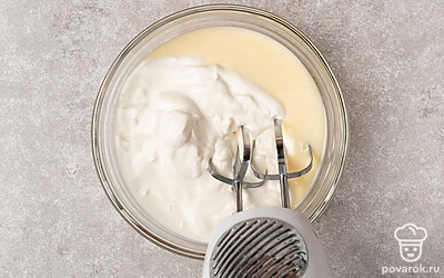 Смешайте в миске миксером сметану со сгущенкой. Масса должна стать гладкой и воздушной.