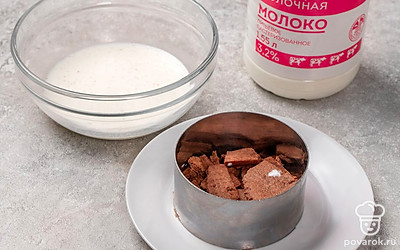 Каждое печенье обмакните в молоко и положите в один слой на дно формы. 2-3 печенья отложите в сторону.