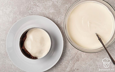 Смажьте первый слой кремом. Повторяйте слои из печенья и крема, пока не закончатся все ингредиенты.