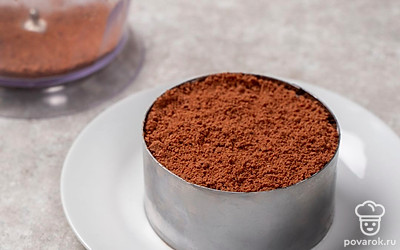 Отложенное печенье измельчите до состояния крошки в блендере или руками. Посыпьте ею торт. Поставьте десерт в холодильник на 2 часа застывать.