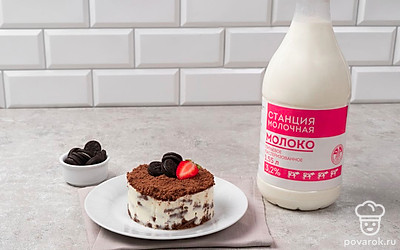 Украсьте кремовый торт печеньем и дольками свежей клубники.