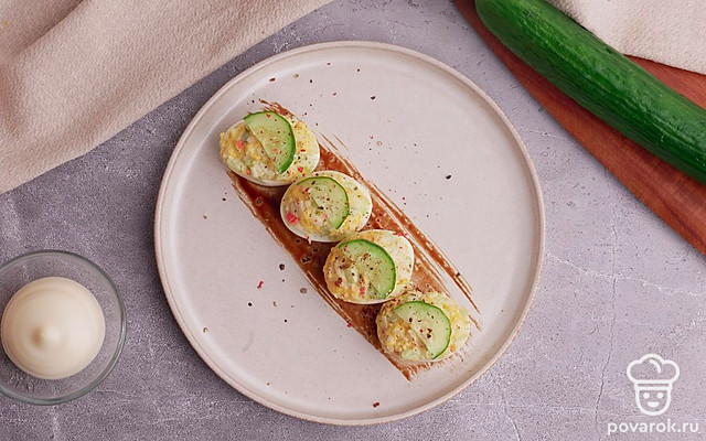 Фаршированные яйца с сыром, крабовыми палочками и свежим огурцом — Рецепт с фото