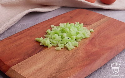 Нарежьте крабовые палочки мелкими кубиками. Огурец очистите от кожуры и семечек, затем также нарежьте мелкими кубиками. Сыр натрите на мелкой терке.