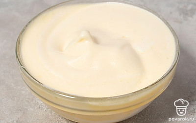 Взбейте белки с сахаром до пышности. Желтки разотрите с сахаром до однородности. Соедините белки и желтки и перемешайте.