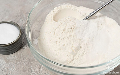 Всыпьте соль и разрыхлитель в миску с мукой. Перемешайте. 