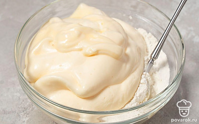 Добавьте яичную смесь к муке. Перемешайте до однородной консистенции. 