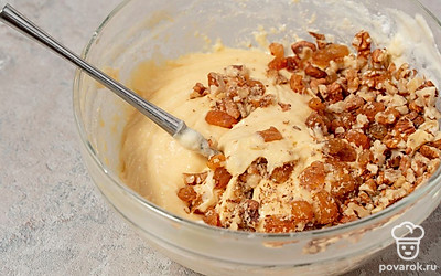 Слегка измельчите грецкие орехи. Добавьте их в тесто вместе с изюмом. Перемешайте. 