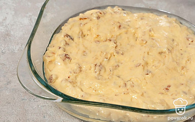 Смажьте форму для запекания сливочным маслом. Влейте в нее тесто, разровняйте и отправьте в духовку на 40 минут. 