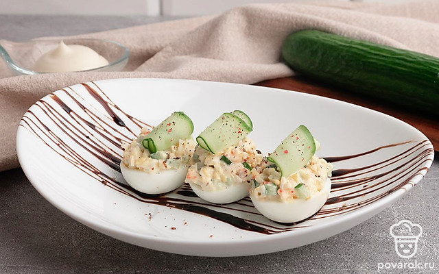 Яйца, фаршированные крабовыми палочками и огурцом — Рецепт с фото