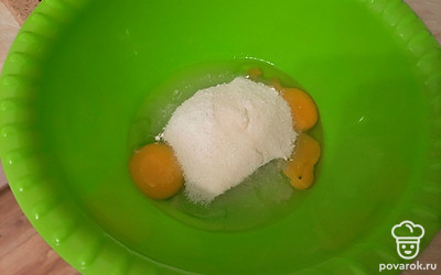 Соедините 2 яйца и стакан сахара.