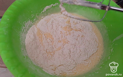 Добавьте стакан муки и снова взбейте.