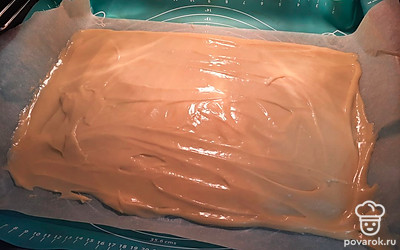 Распределите тесто по пергаментной бумаге.