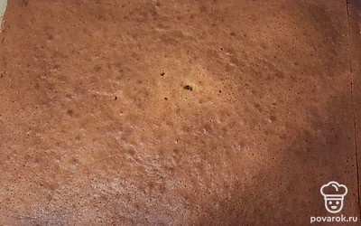 Готовый корж обрежьте по краям. 