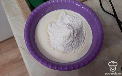 Смешайте сливки и сметану, добавьте сахарную пудру.