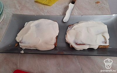 Смажьте кремом со всех сторон.