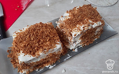 Обсыпьте бисквитной крошкой.