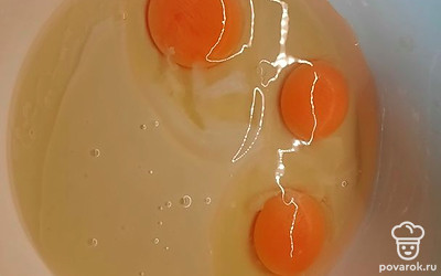 Смешать яйца со сгущенкой.