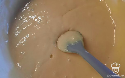 Просеять в получившуюся смесь муку, предварительно добавив в нее разрыхлитель. Замесить тесто. 