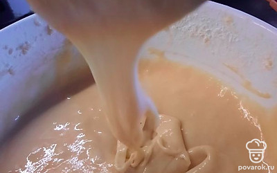 Тесто должно получиться достаточно густым. Оставить его на полчаса, а пока приготовить крем.