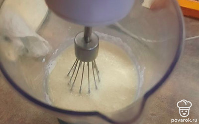 В емкость для миксера влить слегка подмороженные сливки и всыпать в них сахарную пудру. Взбить венчиком.