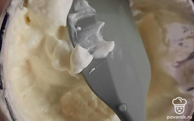 Когда масса загустеет до мягких пиков, крем готов. Отправить его в холодильник. Приступить к выпечке коржей.