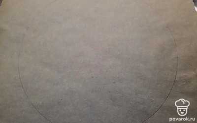 Нам понадобится бумага для выпечки. Для того, чтобы коржи были одинакового размера, я использую трафарет: беру тарелку подходящего диаметра и обвожу ее, формируя круг.
