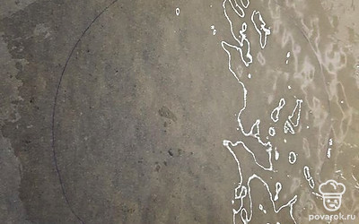 Смазать пергамент маслом. Выложить часть теста, тонким равномерно слоем распределить по кругу. Выпекать при температуре 160-170 градусов до готовности, примерно 5-7 минут.