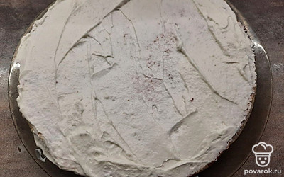 Остывшие коржи обрезать до ровности и приступить к сборке торта. Каждый слой поочередно смазать кремом.