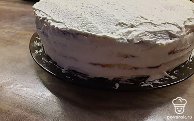 Нанести крем на бока тортика и его верх.