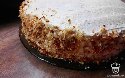 Обрезки бисквита измельчить и украсить боковую часть торта.