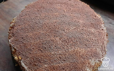 Верх десерта украсить по своему желанию и вкусу. У меня молотый шоколад. Отправить торт в холодильник на 2-3 часа.