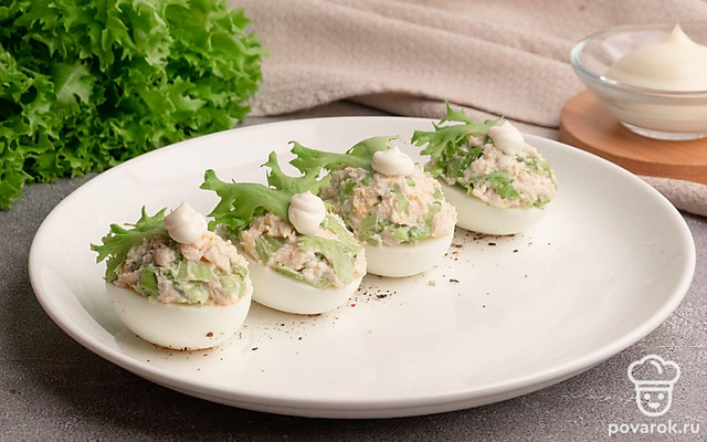 Яйца, фаршированные курицей и салатом — Рецепт с фото