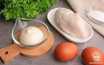 Отварите куриное филе в подсоленной воде до готовности в течение 15-20 минут, а затем остудите. Куриные яйца отварите вкрутую и очистите. Помойте листья салата и просушите с помощью бумажных полотенец.