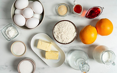 Просейте муку через мелкое сито. Вымойте и протрите яйца и апельсины. Подготовьте миксер, пергаментную бумагу, сотейник и круглую форму для запекания диаметром 24 см.