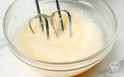 Разбейте яйца, отделите белки от желтков. Переложите желтки в миску. Добавьте к ним воду и сахар, перемешайте. Поставьте миску на водяную баню и при помощи миксера взбейте все ингредиенты до белой пены.