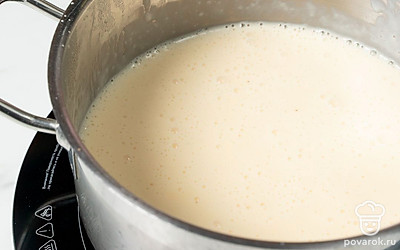 В сотейнике смешайте крахмал, два вида сахара и сливки. Разбейте яйца, отделите желтки от белков. Добавьте желтки к остальным ингредиентам. Поставьте смесь на огонь, доведите до кипения, а затем проварите крем до загустения в течение 5-7 минут.